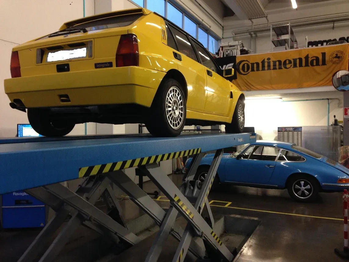 Auto sul ponte in officina